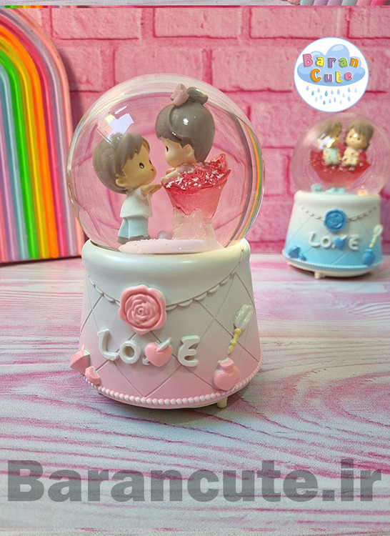 گوی موزیکال پمپی برفی چراغ دار سایز بزرگ طرح دختر و پسر روی دسته گل