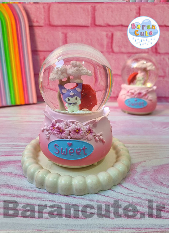 گوی موزیکال برفی چراغ دار (سایز متوسط) طرح کورومی و چتر