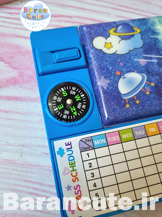 جامدادی کتابی مگنتی کشو به همراه وایت برد و قطب نما طرح فضانورد