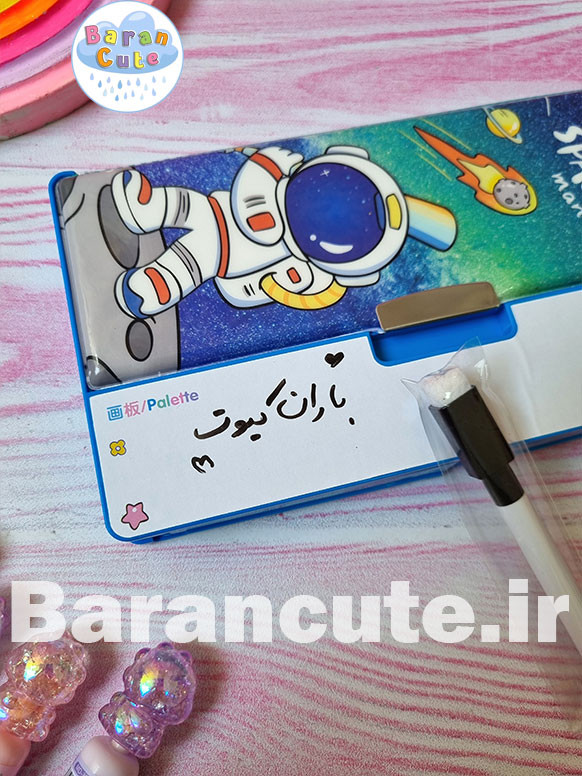 جامدادی کتابی مگنتی کشو دار همراه وایت برد و قطب نما طرح فضانورد