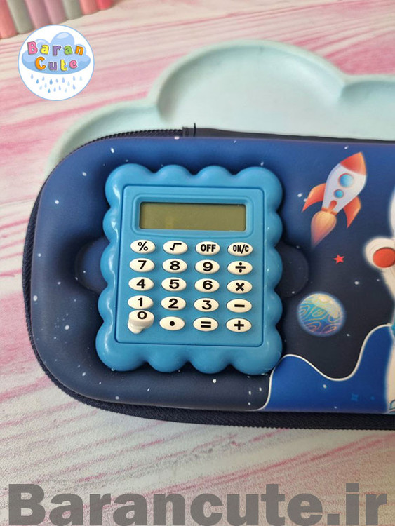 جامدادی وارداتی نیم تبلتی ماشین حساب دار طرح فضانورد